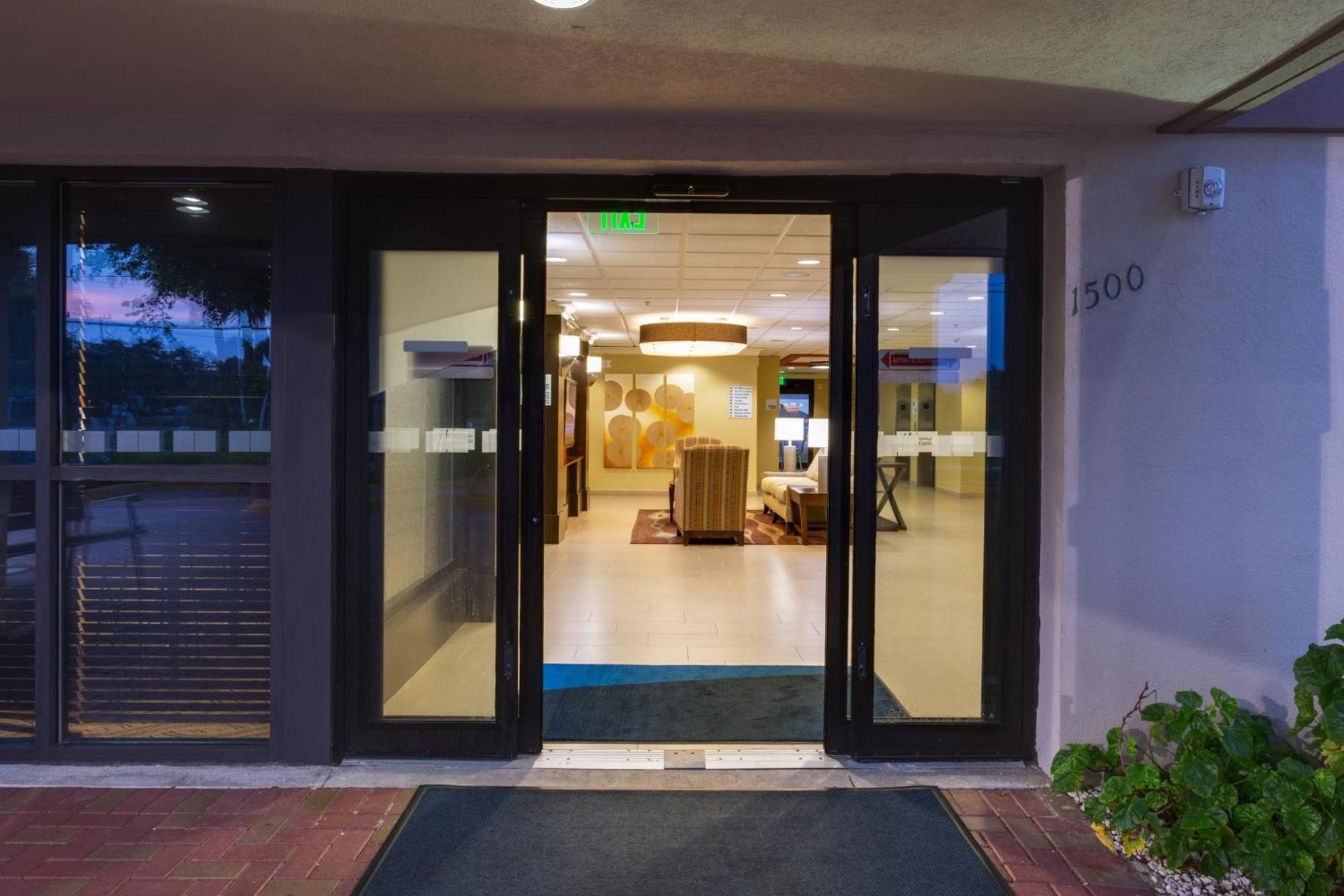 Holiday Inn Express Fort Lauderdale North - Executive Airport By Ihg Εξωτερικό φωτογραφία
